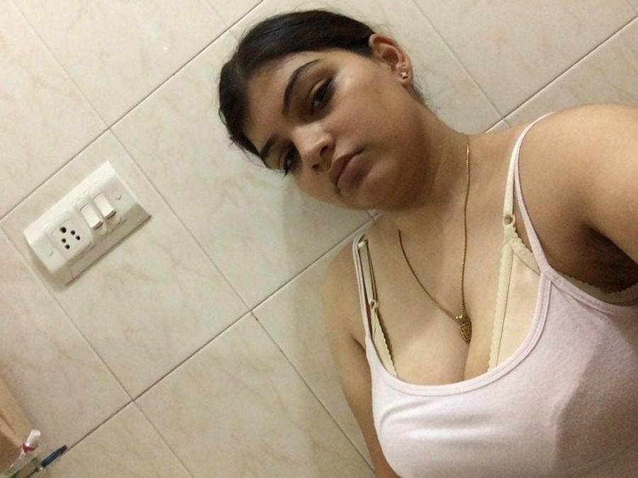 14P Indian wife showing her big boobs