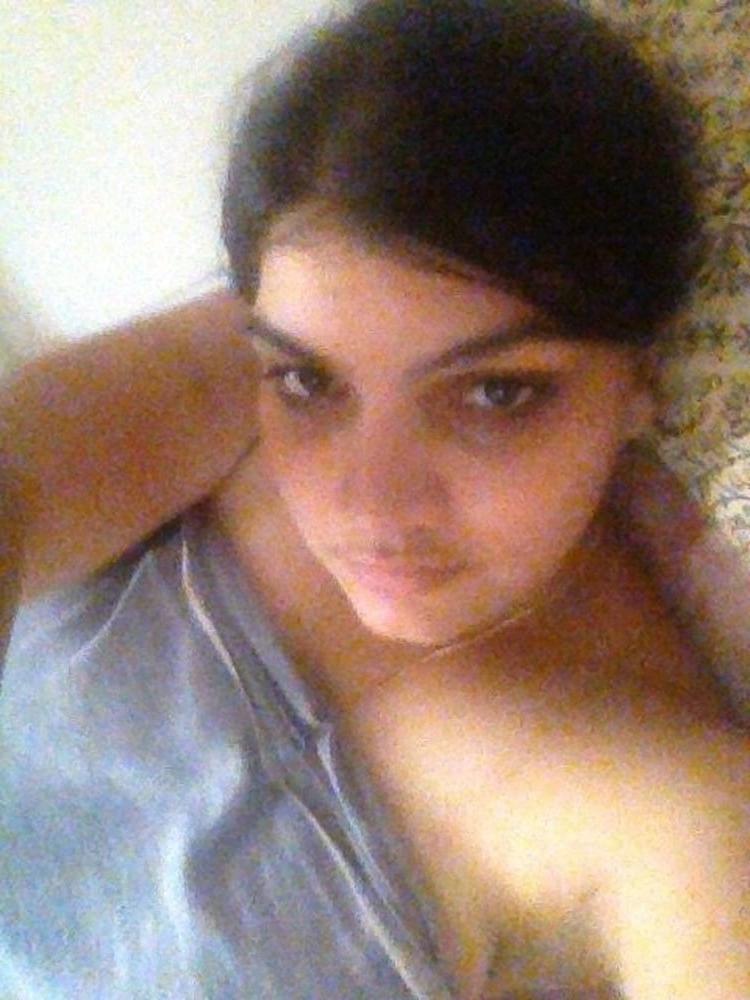 14P Indian wife showing her big boobs