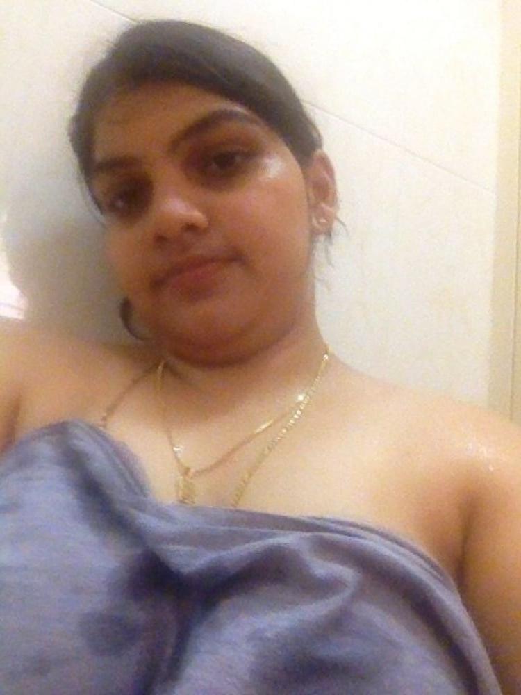 14P Indian wife showing her big boobs