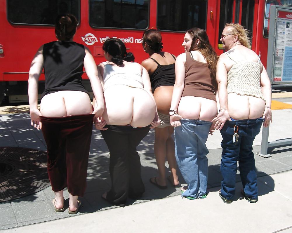 25P Street  Mooning  Girls  Pictures!