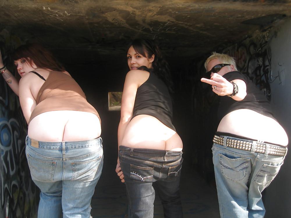 25P Street  Mooning  Girls  Pictures!
