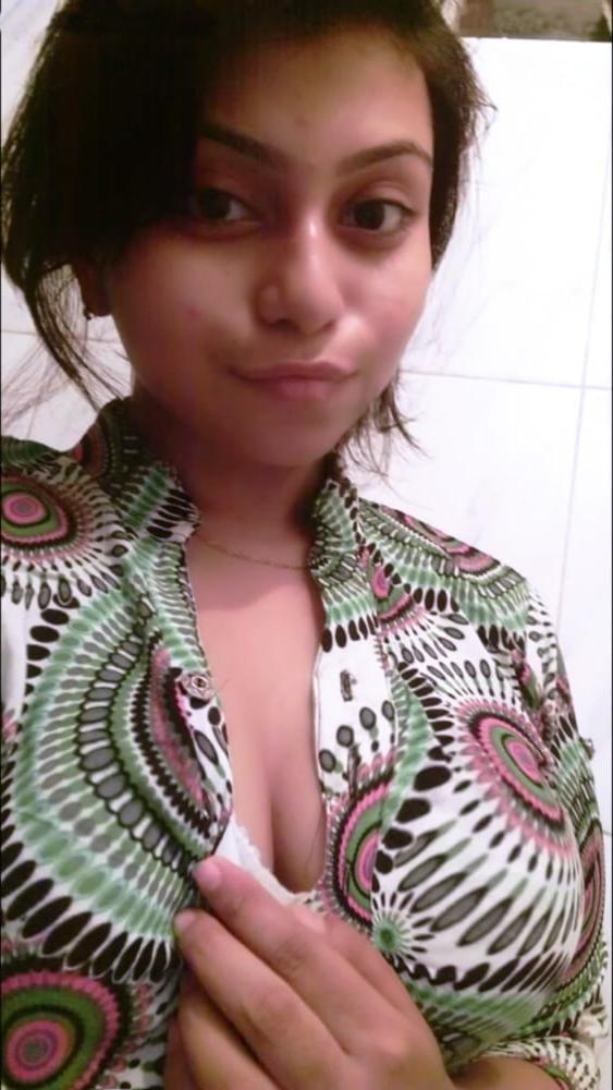 22P Cute desi exposing big boobs