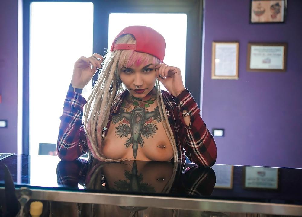 25P Hotwives with tattoos