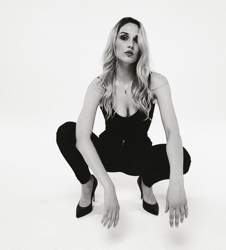 25P Camille Lou francaise big tits big booty feet