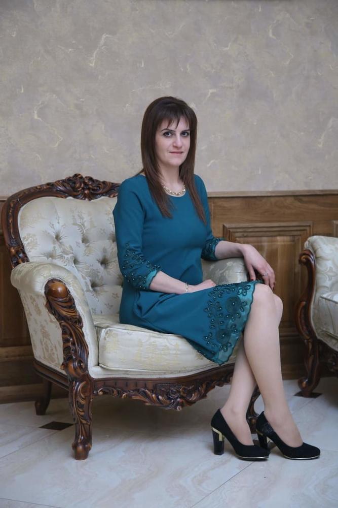 25P Hot skinny mom with beautiful legs