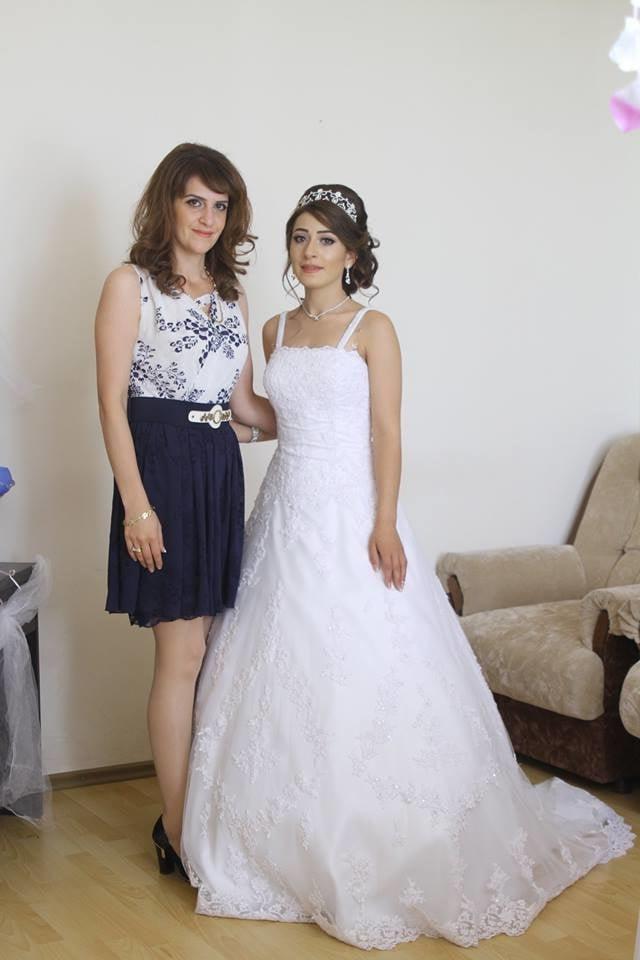25P Hot skinny mom with beautiful legs