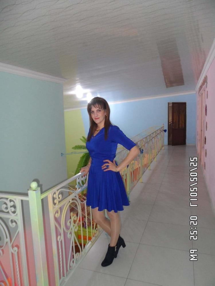 25P Hot skinny mom with beautiful legs