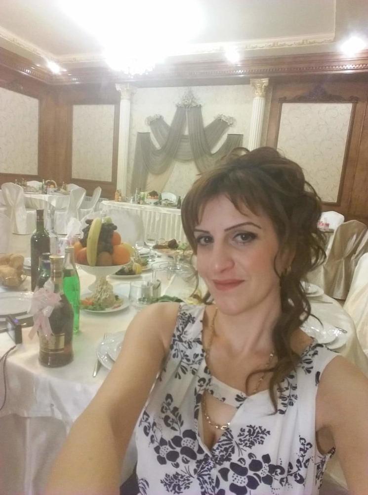 25P Hot skinny mom with beautiful legs