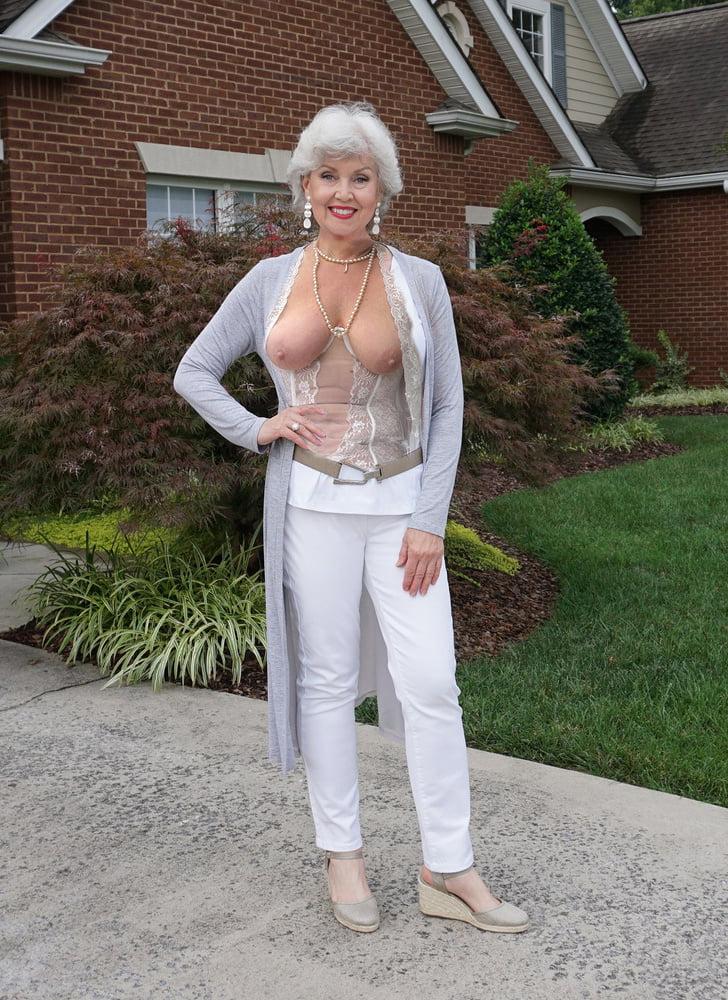 15P Mom's naked body