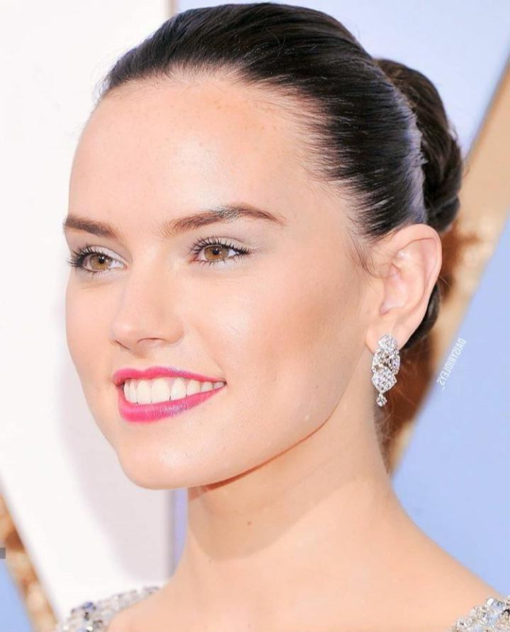 25P Daisy Ridley Cum Museum