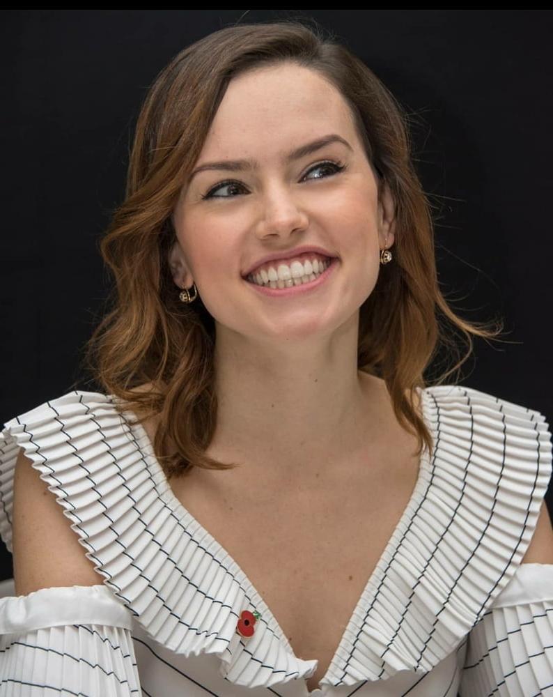 25P Daisy Ridley Cum Museum