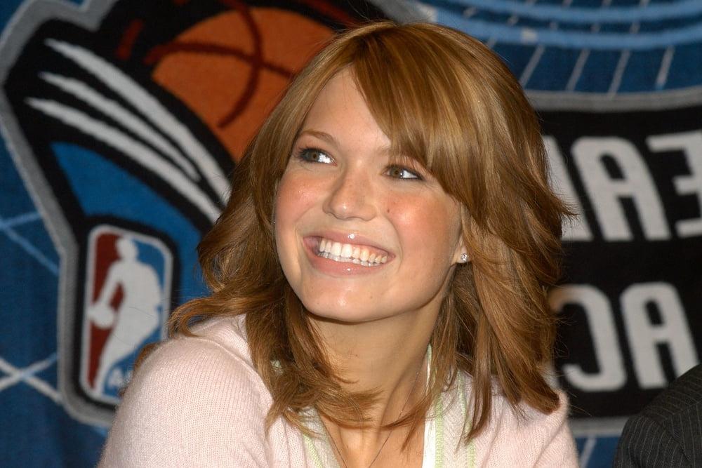 25P Mandy Moore - NBA Store Reading Timeout (6 January 2004)