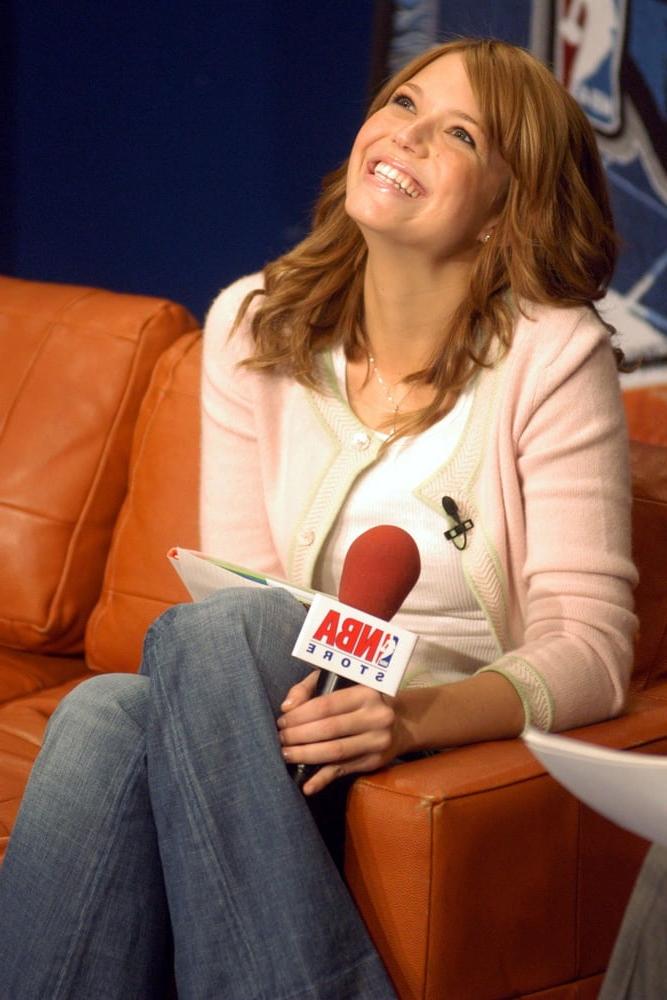 25P Mandy Moore - NBA Store Reading Timeout (6 January 2004)