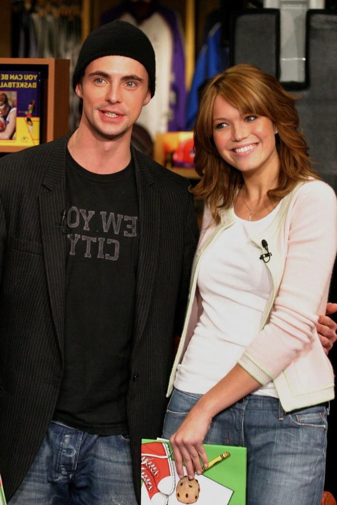 25P Mandy Moore - NBA Store Reading Timeout (6 January 2004)