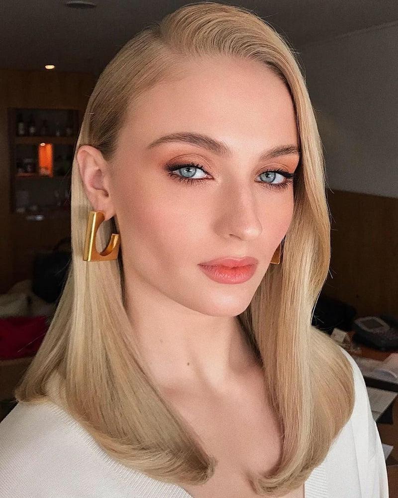 25P Sophie Turner Cum Trigger