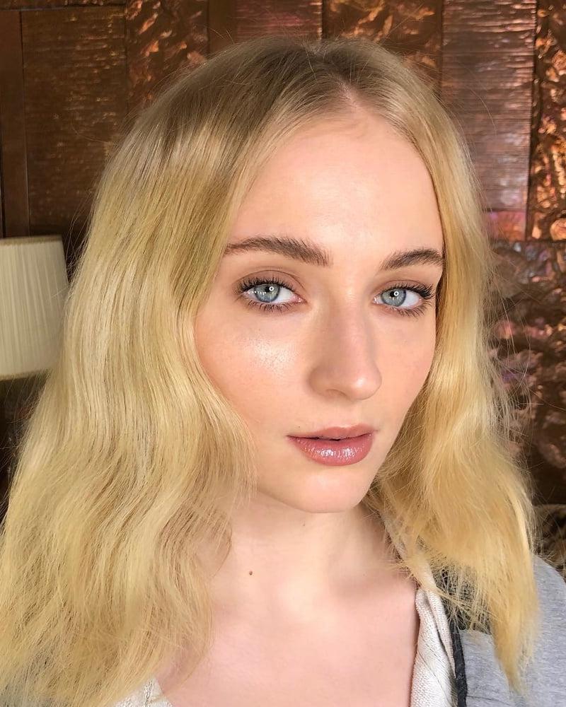 25P Sophie Turner Cum Trigger