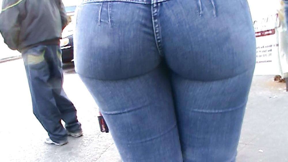 20P LATINA BOOTY VOYUER 