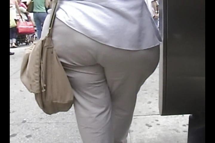 20P LATINA BOOTY VOYUER 