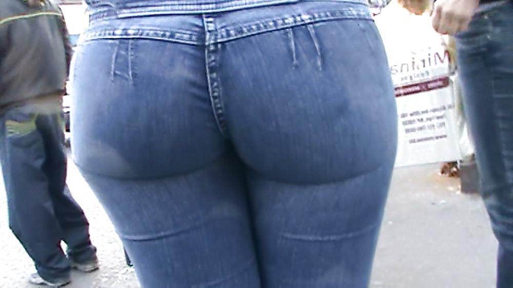 20P LATINA BOOTY VOYUER 