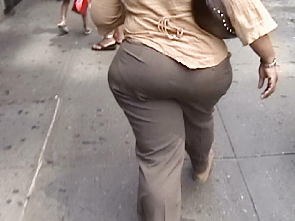 20P LATINA BOOTY VOYUER 
