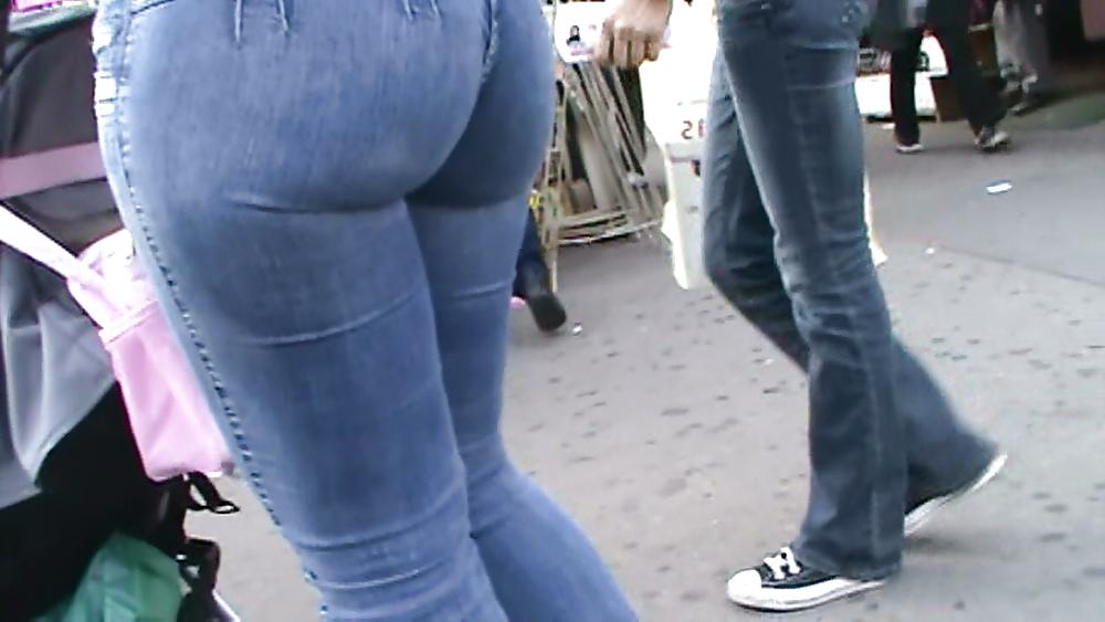 20P LATINA BOOTY VOYUER 