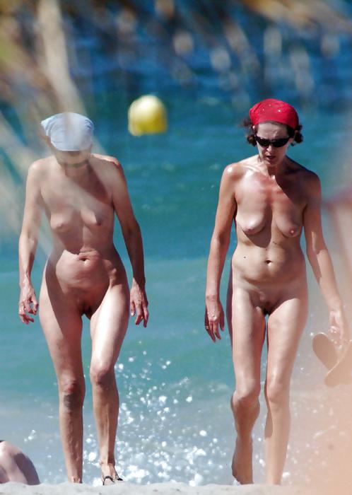 10P Mature ladies on the beach