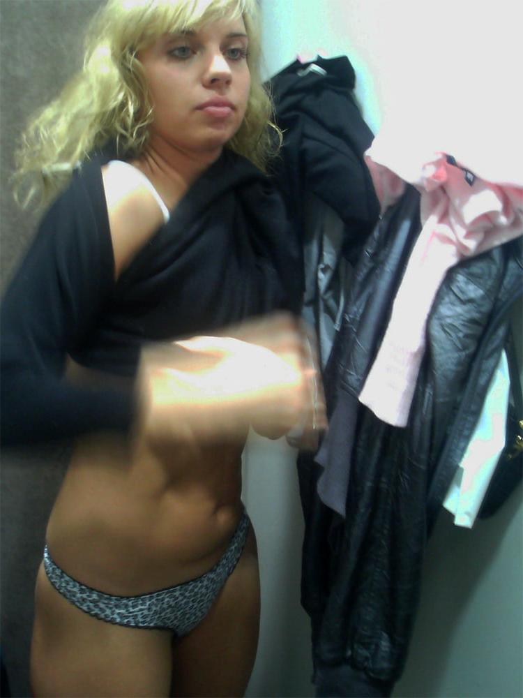 25P My whore Vika in the store's fitting room