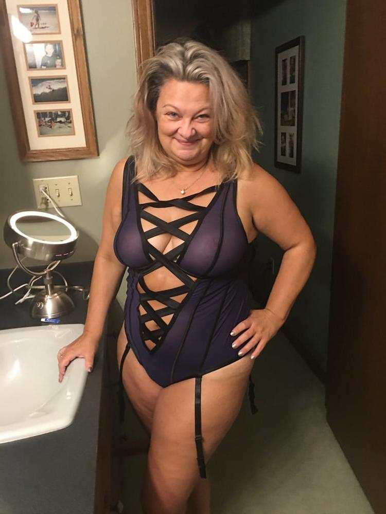 25P Mom buys new lingerie