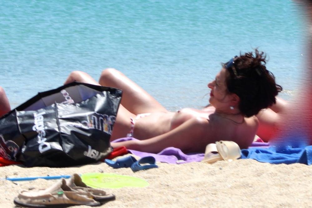 9P Italian mom white tits topless Mykonos beach