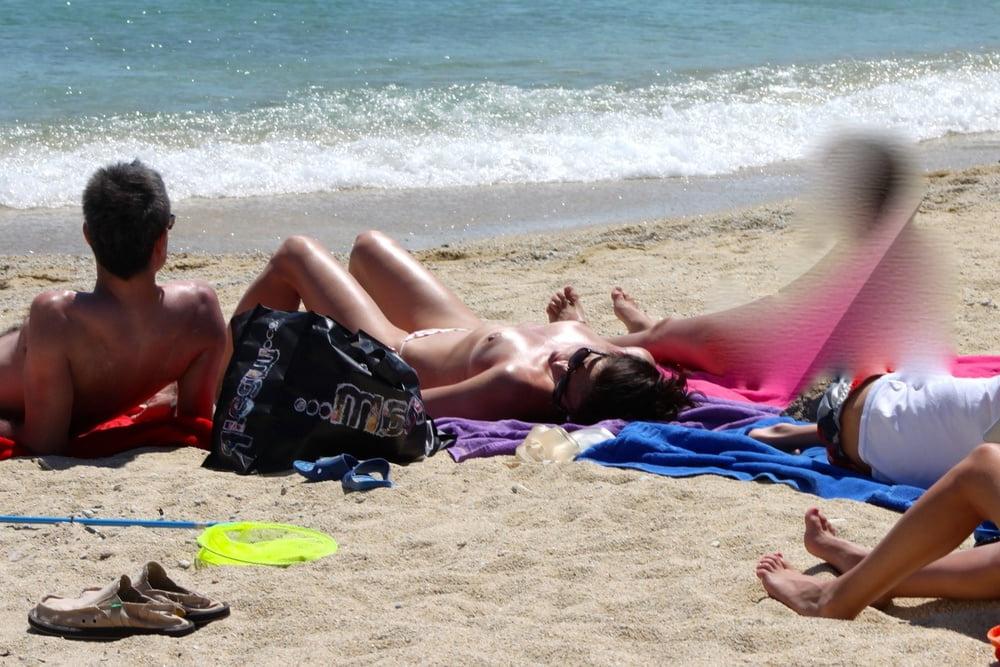 9P Italian mom white tits topless Mykonos beach