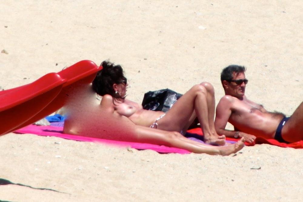 9P Italian mom white tits topless Mykonos beach