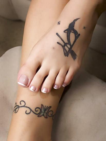25P Tattooed and pierced girls