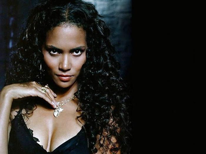 25P Halle Berry Ultimate Glamour,Cleavage, Caps