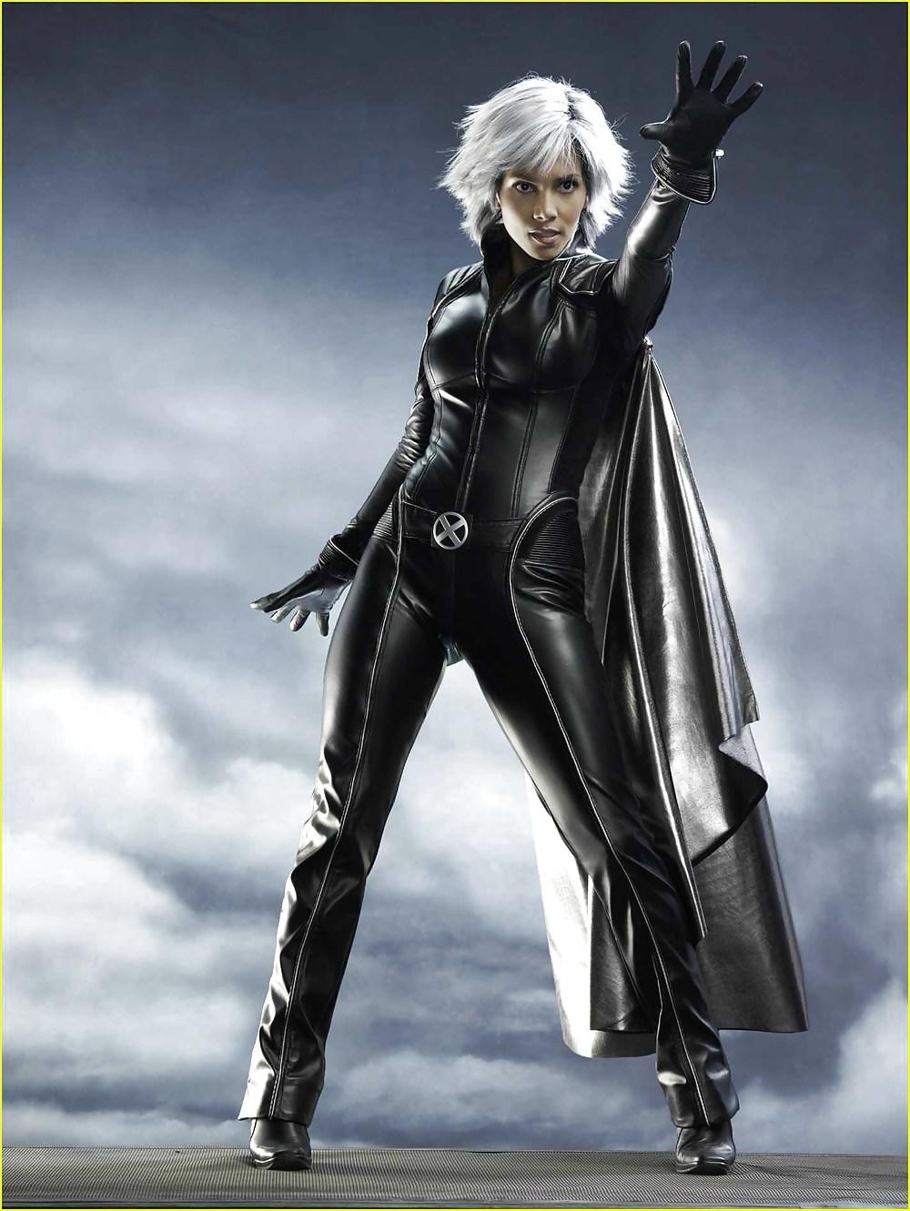 25P Halle Berry Ultimate Glamour,Cleavage, Caps