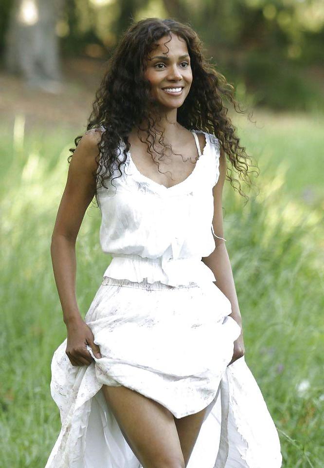 25P Halle Berry Ultimate Glamour,Cleavage, Caps