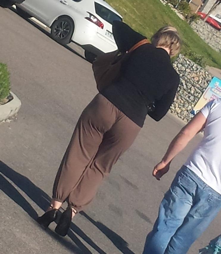 15P hot mom with tight pants string visible high heels vpl
