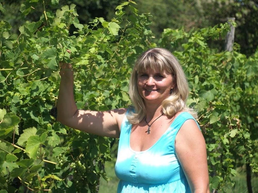25P Mature gathering Grapes