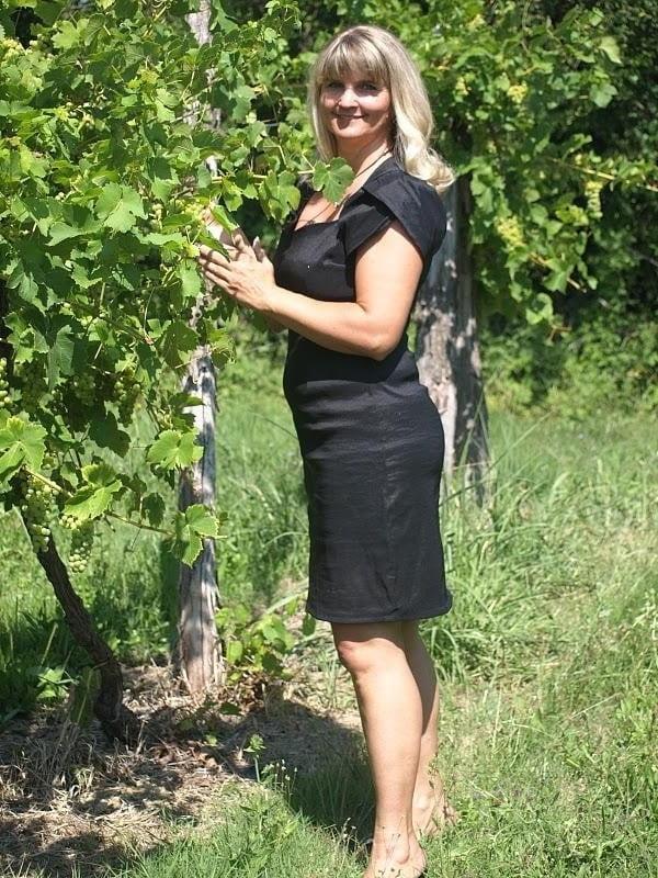 25P Mature gathering Grapes