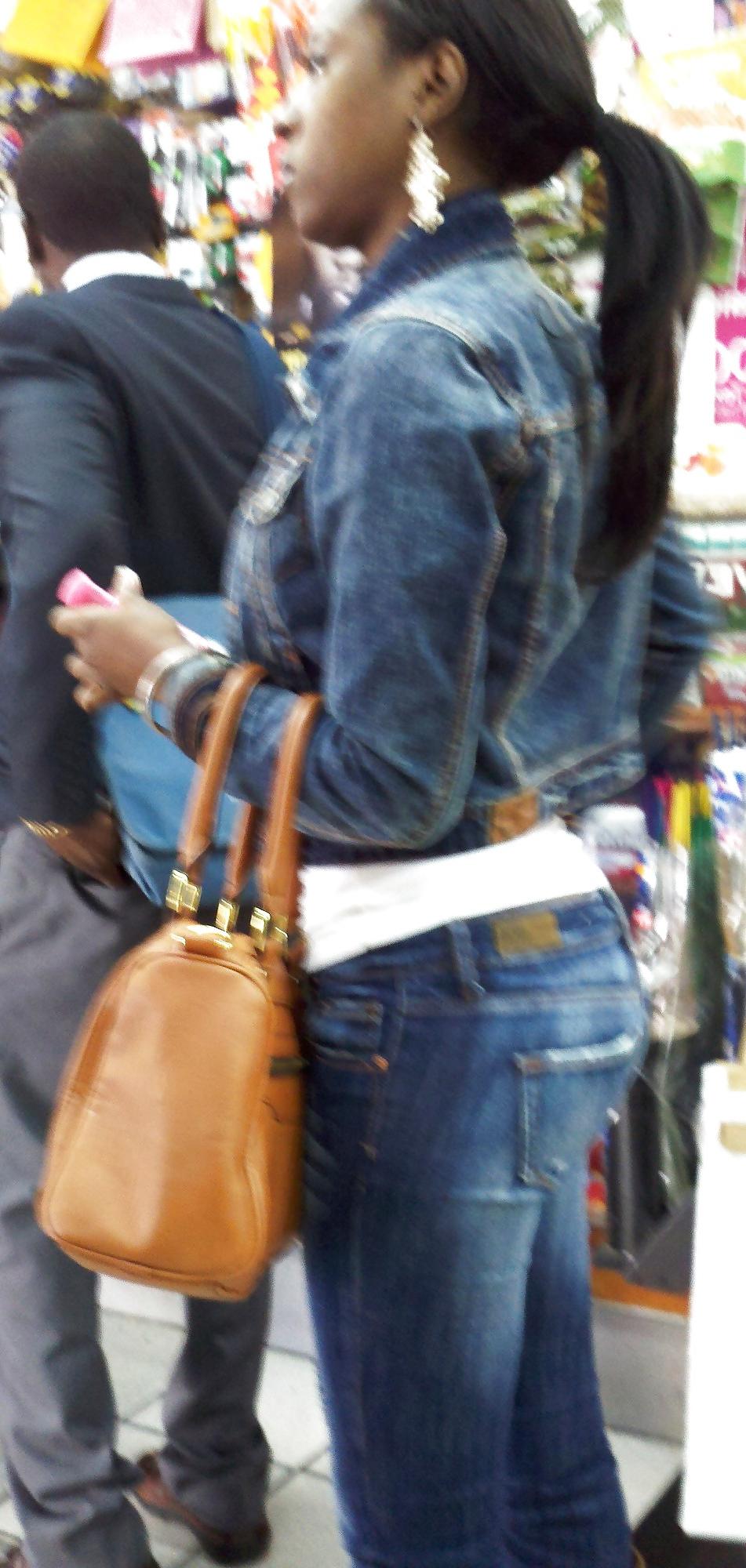 5P Harlem Girls in the Store New York