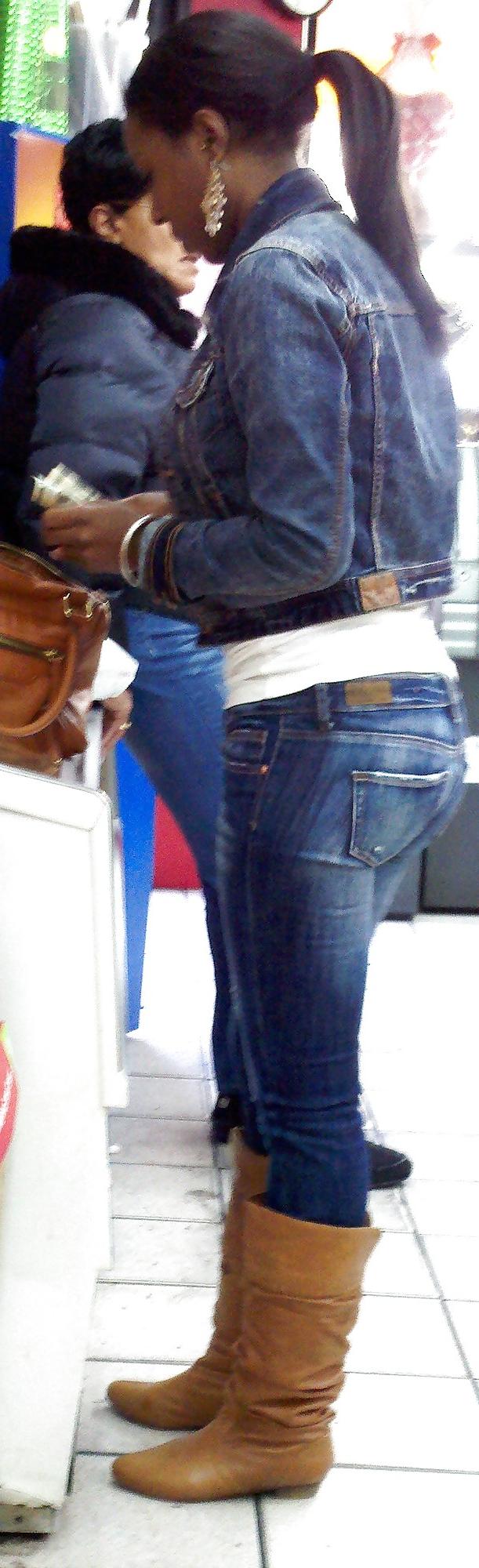 5P Harlem Girls in the Store New York