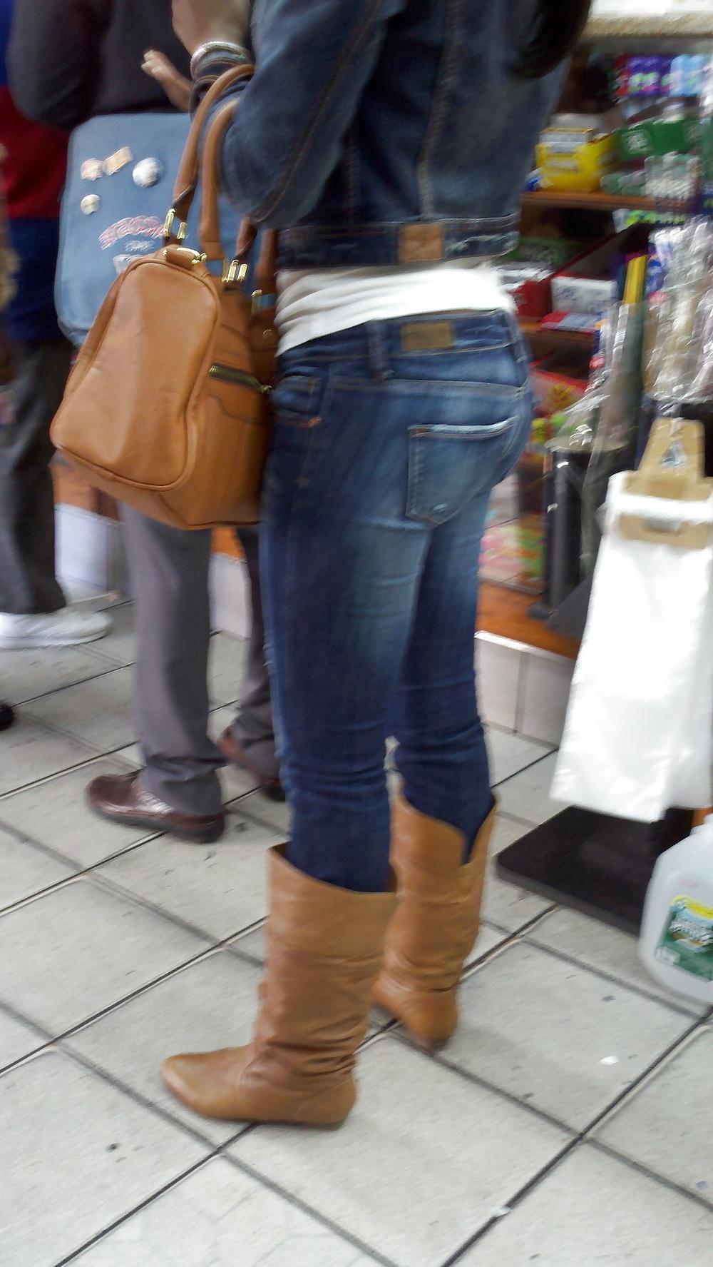 5P Harlem Girls in the Store New York