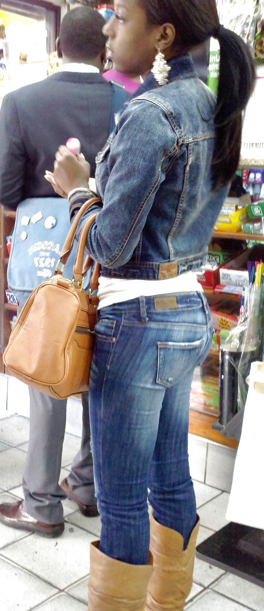 5P Harlem Girls in the Store New York