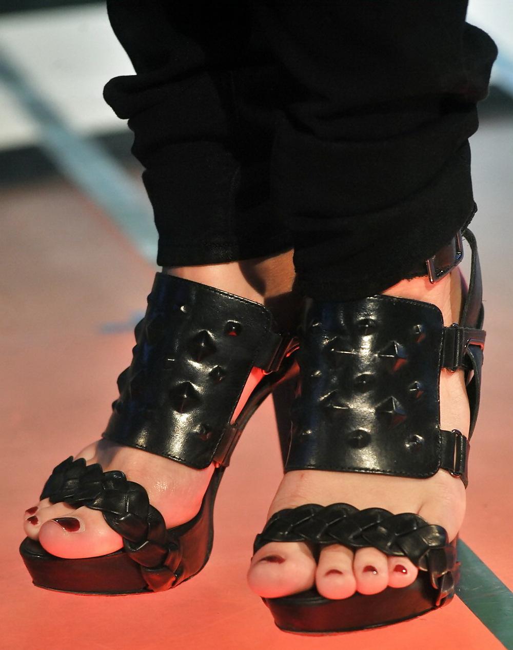 25P Demi Lovato Feet