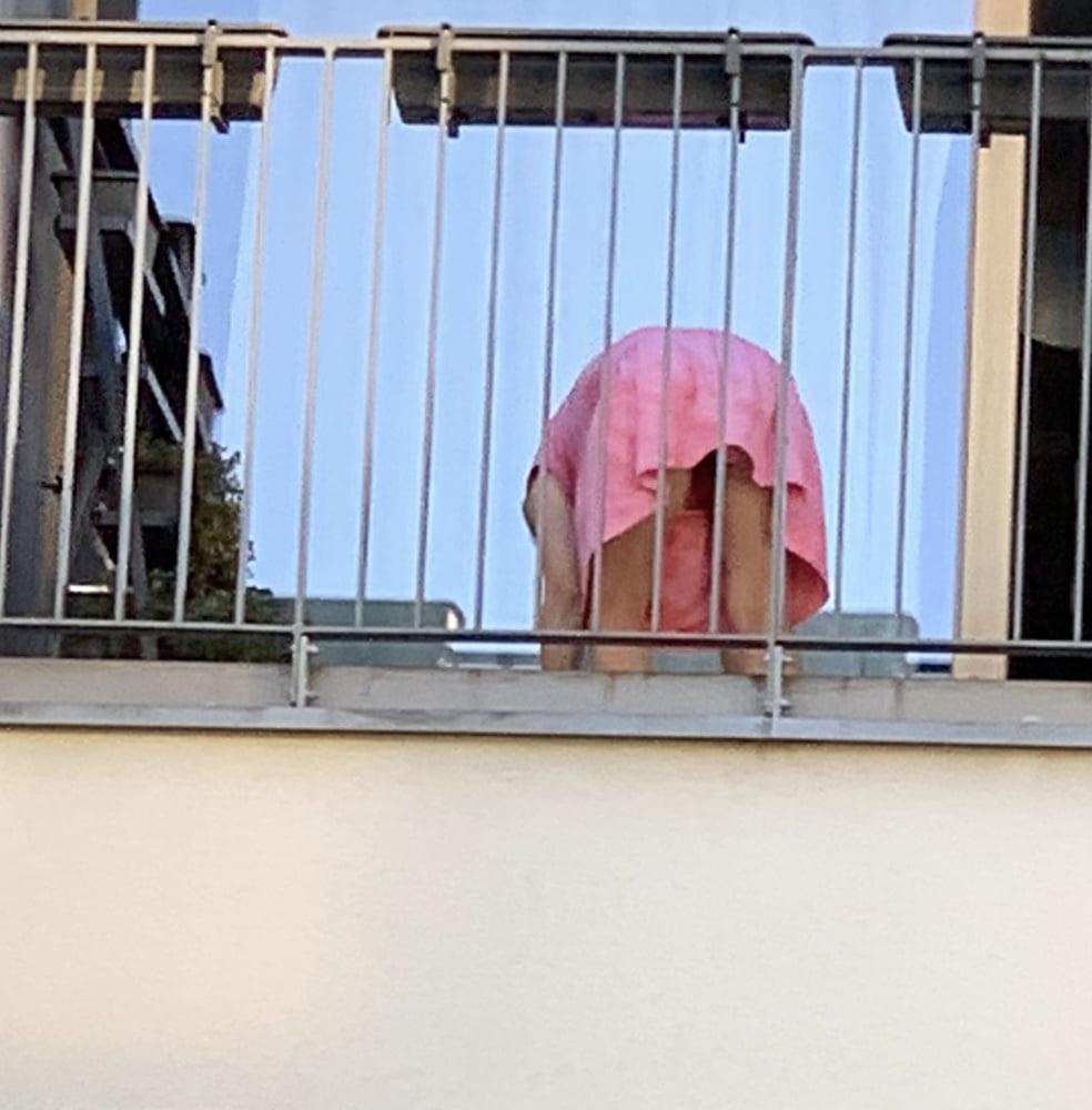 9P Neuer Nachbar auf dem Balkon