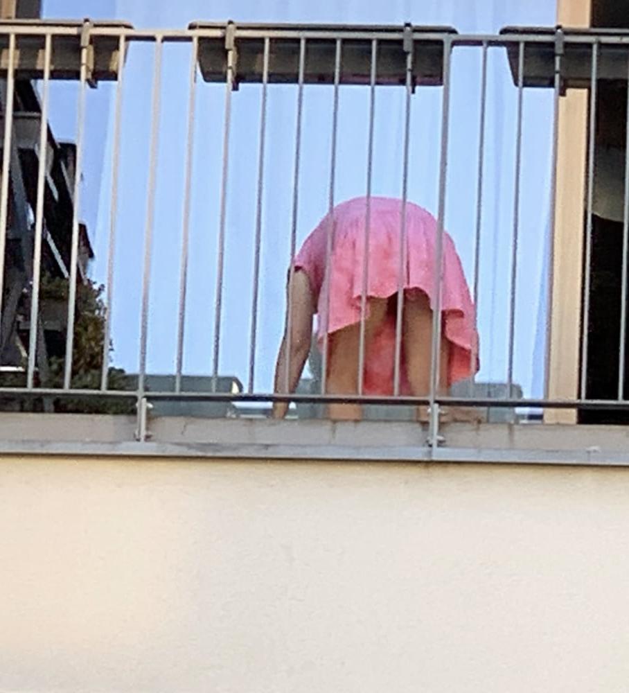 9P Neuer Nachbar auf dem Balkon