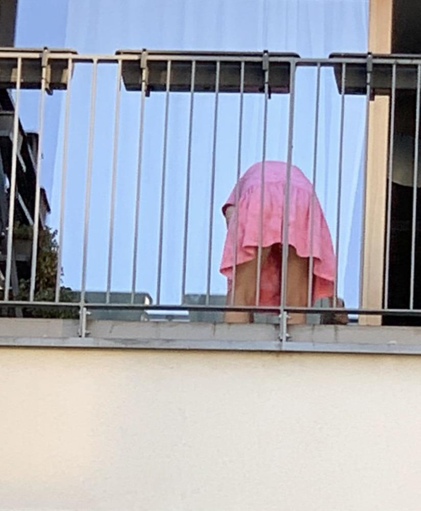 9P Neuer Nachbar auf dem Balkon