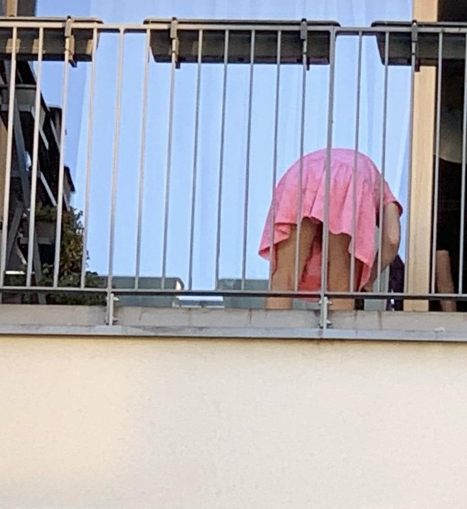 9P Neuer Nachbar auf dem Balkon