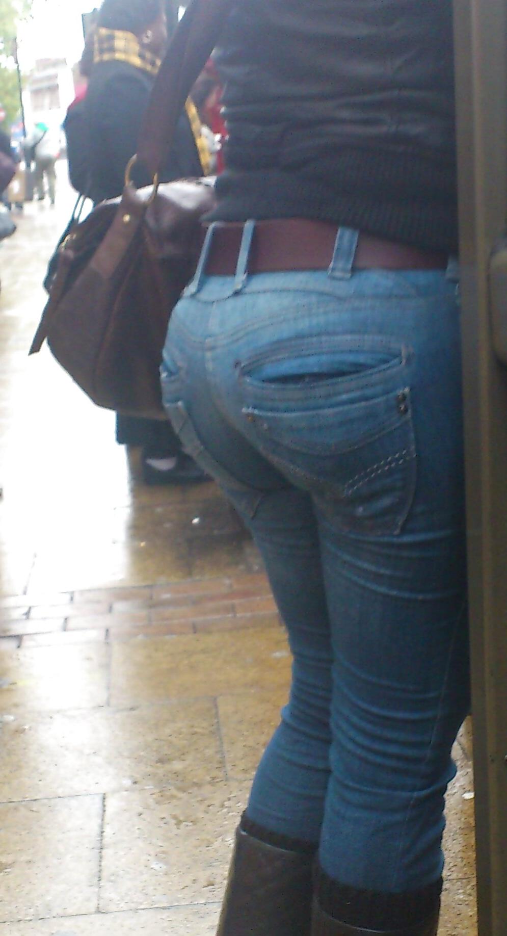 6P Voyeur Girl with an Apple Booty. 