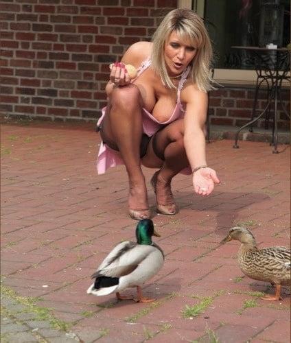 23P Matures Squatting Upskirts