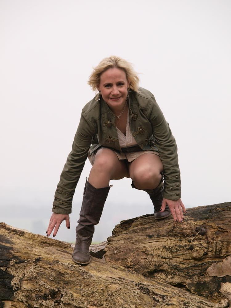 23P Matures Squatting Upskirts